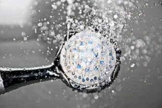 BANHO QUENTE: Cuidados com o chuveiro elétrico devem aumentar durante o frio