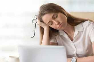 Sentindo-se cansado? Descubra as possíveis causas
