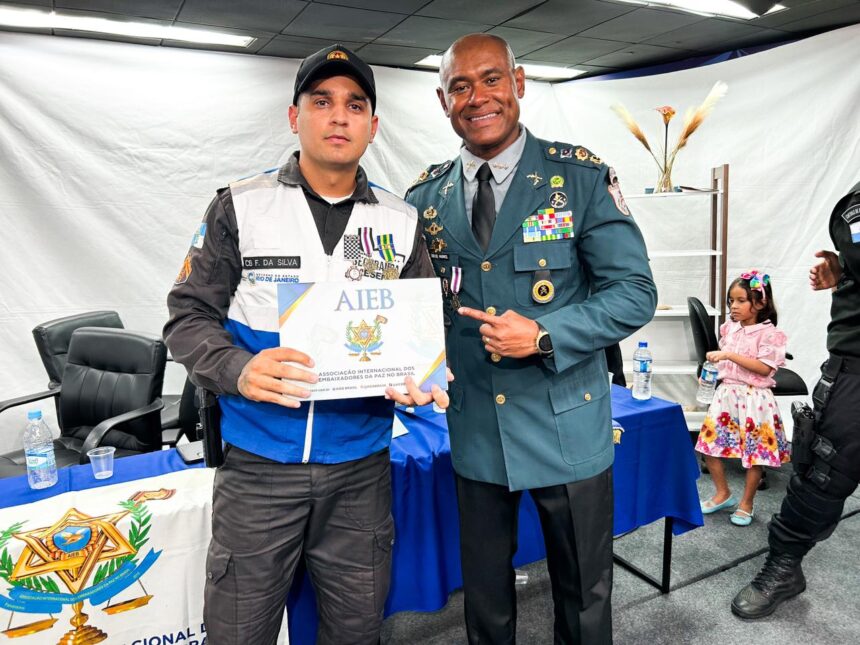 Policial militar do projeto segurança presente é condecorado com 3 medalhas de destaque