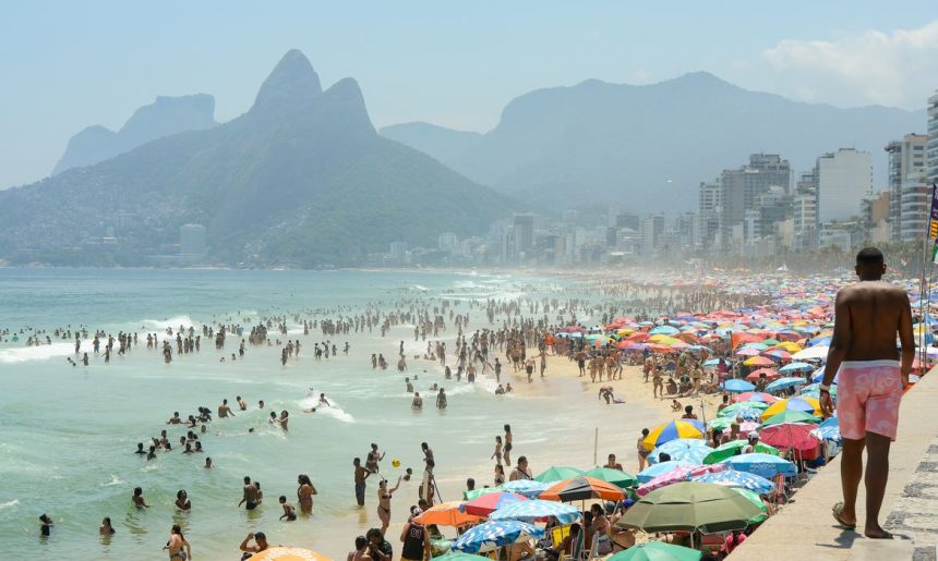 Praias são refúgio de cariocas e turistas contra calor intenso no Rio