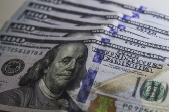 Dólar se mantém a R$ 5,67