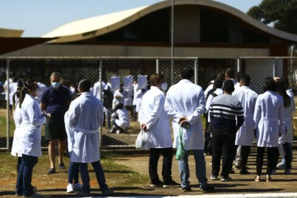 Médicos: 93% das regiões do RS apresentam níveis abaixo do recomendado pela OCDE; rejeição de novos cursos de medicina pode agravar situação