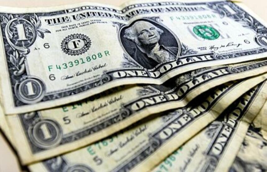 Dólar fecha a R$ 5,76 e atinge maior patamar desde 2021