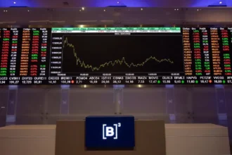 Ibovespa fecha em queda, aos 129.951 pontos