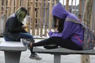 Celular em sala de aula: 86% dos brasileiros apoiam algum tipo de restrição no uso