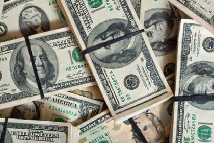 Dólar fecha com recuo sútil, mas ainda acima de R$ 6