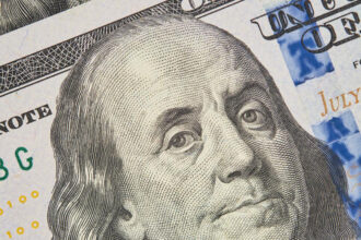 Dólar fecha última sessão em alta, em repercussão ao anúncio do pacote fiscal do governo
