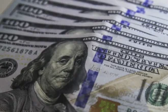 Dólar tem novo recorde histórico e fecha a R$ 5,98