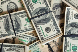 Em queda, dólar fecha último pregão a R$ 6,07