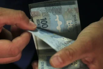 Pagamento do 13º salário nas prefeituras pode movimentar R$ 29,75 bilhões, aponta CNM