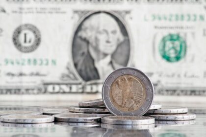 Com forte queda, dólar abre quinta-feira (23) cotado a R$ 5,94