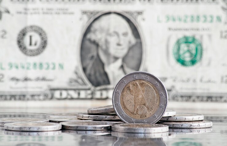 Dólar fecha em queda de 1,11% abaixo de R$ 6,05