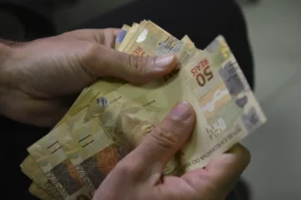 Reajuste do salário mínimo custará mais de R$ 4 bilhões aos cofres municipais em 2025, diz CNM
