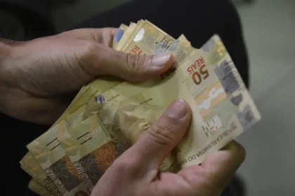 Reajuste do salário mínimo custará mais de R$ 4 bilhões aos cofres municipais em 2025, diz CNM