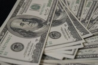Dólar volta a fechar em alta e é cotado a R$ 5,72