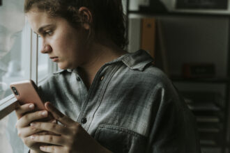 Saúde mental de adolescentes: mais de três horas por dia em comportamentos sedentários piora o quadro