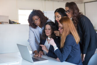 7 em cada 10 mulheres abriram mão da saúde física ou de hobbies em prol do trabalho