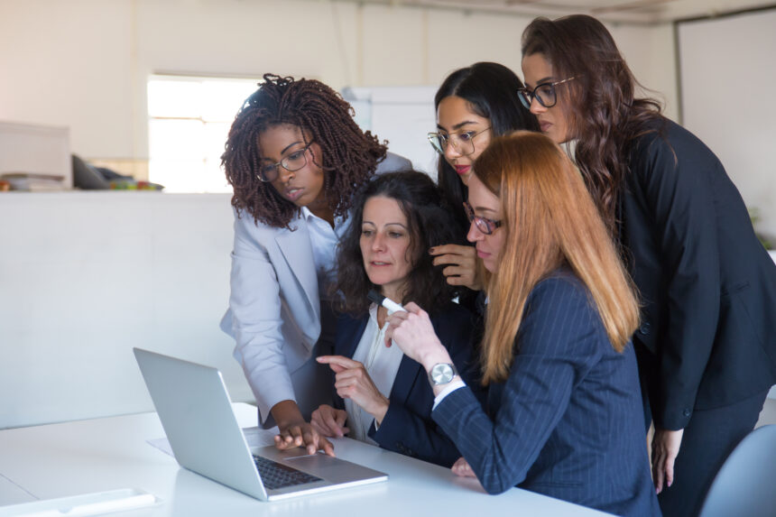 7 em cada 10 mulheres abriram mão da saúde física ou de hobbies em prol do trabalho