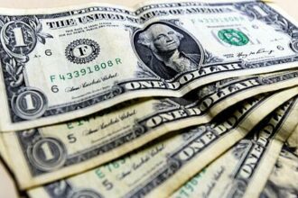 Dólar encerra último pregão a R$ 5,67, após queda de 0,25%