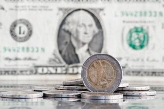 Em terceira a alta seguida, dólar volta a R$ 5,75