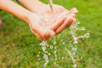 Água: 1 litro de óleo pode poluir até 25 mil litros de água; saiba como descartar corretamente