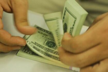 Dólar fecha em queda de quase 1%