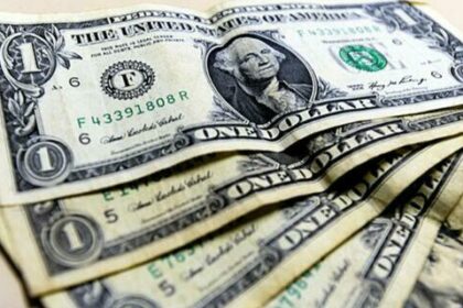Em queda, dólar fecha última sessão cotado a R$ 5,68