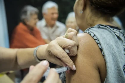 Gripe: estados e municípios devem iniciar vacinação assim que receberem as doses do imunizante, recomenda MS