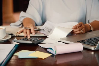 Alta do IOF ameaça setores que mais geram empregos no país: comércio e serviços