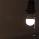 Bandeira amarela na conta de luz já está valendo; veja como economizar