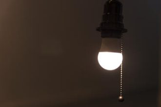 Bandeira amarela na conta de luz já está valendo; veja como economizar