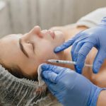 Biólogos na Estética? Nova resolução autoriza procedimentos injetáveis por profissionais da Biologia e reacende polêmica