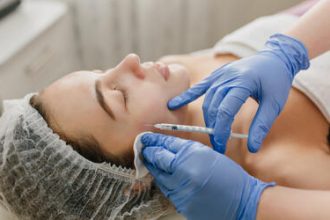Biólogos na Estética? Nova resolução autoriza procedimentos injetáveis por profissionais da Biologia e reacende polêmica