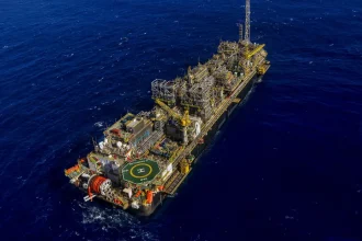 Conflito entre Irã e Israel pode elevar preço do petróleo e pressionar inflação no Brasil