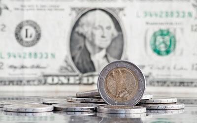 Dólar começa semana em leve queda, cotado a R$ 5,67