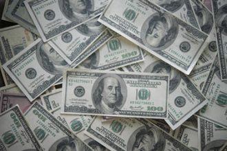 Dólar encerra último pregão em alta de 0,62%, cotado a R$ 5,74