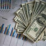 Dólar encerra último pregão em queda de 1,03%, cotado a R$ 5,80