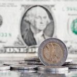 Dólar fecha em alta de 0,32%