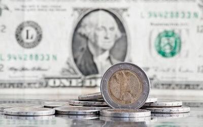 Dólar fecha em alta de 0,32%