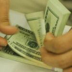 Dólar fecha em alta e é cotado a R$ 5,71