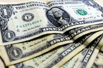 Dólar fecha última sessão em queda e vai a menor patamar em 7 meses