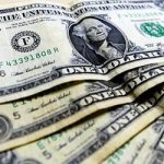 Dólar renova mínima e fecha última sessão em queda