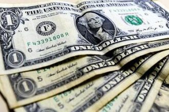 Dólar renova mínima e fecha última sessão em queda