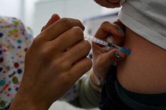Gripe: vacinação segue em Florianópolis (SC) para aumentar adesão do público prioritário