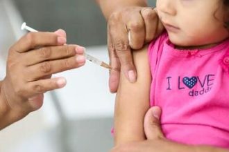 POLIOMIELITE: doença não tem tratamento específico, apenas suporte de sintomas; vacinação é a principal prevenção
