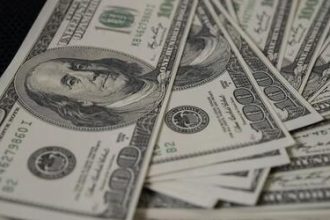Quinta-feira começa com dólar em alta, a R$ 5,69