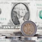 Terça começa com dólar em queda, a R$ 5,65