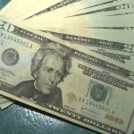 Diferente do mercado exterior, dólar fecha em alta no Brasil