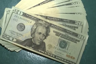 Diferente do mercado exterior, dólar fecha em alta no Brasil