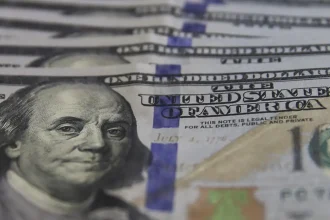 Dólar e euro encerram pregão em queda